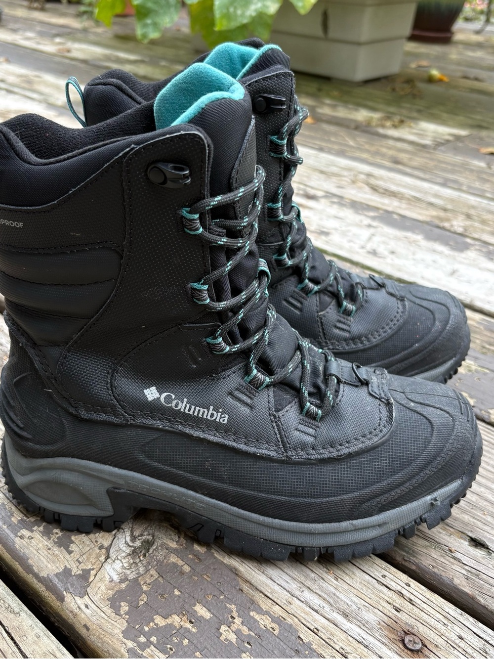 Columbia Women's Black Winter Boots with Teal Accents size 6.5